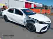 2022 Toyota Camry SE z VIN 4T1G11AK5NU075077, wystawiony jako IAAI lot #42359500 z przebiegiem 35 938 mil mil oraz . Historia ofert i sprzedaży dostępna na DreamBid. Obrazek 1.