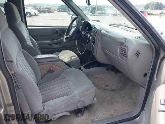 2001 Chevrolet Blazer LT z VIN 1GNDT13W212105490, wystawiony jako IAAI lot #42459348 z przebiegiem 202 311 mil mil oraz . Historia ofert i sprzedaży dostępna na DreamBid. Obrazek 5.