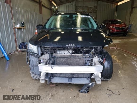 ✅ 2018 Jeep Compass Latitude • VIN: 3C4NJDBB9JT484750 • Lot: 92164385. Wystawiony na Copart z przebiegiem 95 755 mil. Bezpłatny archiwum sprzedaży aukcyjnych z USA i szczegółowy raport historii pojazdu na DreamBid. Zdjęcie 5.