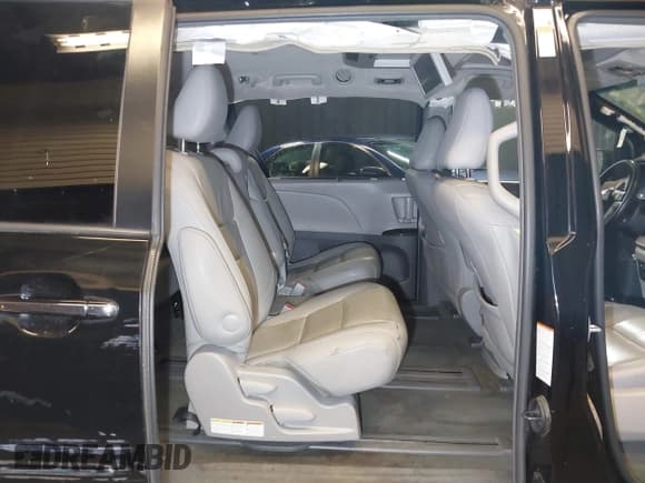 ✅ 2017 Toyota Sienna XLE Auto Access Seat • VIN: 5TDYZ3DC6HS773305 • Lot: 42364773. Listed on IAAI with 58,621 mi. Free auction sales archive from the USA and detailed vehicle history report at DreamBid. Image 8.