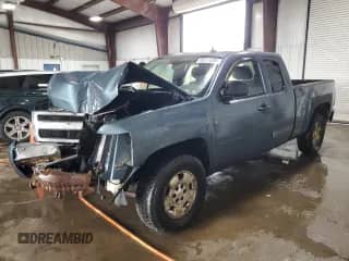 2010 Chevrolet Silverado 1500 LS z VIN 1GCSKREA9AZ258622, wystawiony jako Copart lot #85511205 z przebiegiem 125 252 mil mil oraz Szkoda całkowita • Salvage title. Historia ofert i sprzedaży dostępna na DreamBid. Obrazek 1.