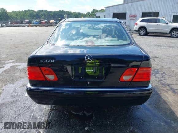 ✅ 1998 Mercedes-Benz E 320 • VIN: WDBJF65F6WA649547 • Lot: 42741847. Wystawiony na IAAI z przebiegiem 172 936 mil. Bezpłatny archiwum sprzedaży aukcyjnych z USA i szczegółowy raport historii pojazdu na DreamBid. Zdjęcie 16.