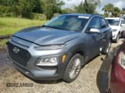 ✅ 2020 Hyundai Kona SEL • VIN: KM8K22AA1LU504555 • Лот: 74718004. Опубликован ранее на Copart с пробегом 21 411 миль. Бесплатный доступ к архиву аукционных продаж из США и подробный отчёт об истории автомобиля на DreamBid. Изображение 1.