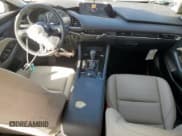 ✅ 2025 Mazda 3 S Preferred • VIN: 3MZBPACM1SM450195 • Lot: 67138405. Wystawiony na Copart z przebiegiem 10 368 mil. Bezpłatny archiwum sprzedaży aukcyjnych z USA i szczegółowy raport historii pojazdu na DreamBid. Zdjęcie 8.