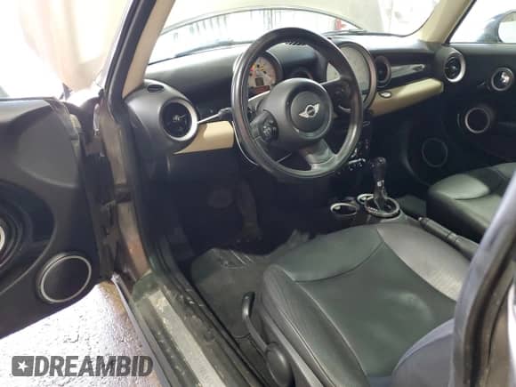2013 MINI Hardtop с VIN WMWSU3C5XDT691402, выставлен на аукционе Copart как лот 70516295 с пробегом 99 259 миль миль и Списание • Salvage title. История ставок и продаж доступна на DreamBid. Изображение 8.