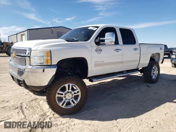 ✅ 2012 Chevrolet Silverado 2500HD LT • VIN: 1GC1KXE88CF114318 • Lot: 46735965. Wystawiony na Copart z przebiegiem 141 061 mil. Bezpłatny archiwum sprzedaży aukcyjnych z USA i szczegółowy raport historii pojazdu na DreamBid. Zdjęcie 1.