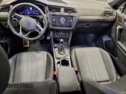 ✅ 2024 Volkswagen Tiguan SE R-Line Black • VIN: 3VV8B7AX6RM231031 • Lot: 93740495. Wystawiony na Copart z przebiegiem 12 329 mil. Bezpłatny archiwum sprzedaży aukcyjnych z USA i szczegółowy raport historii pojazdu na DreamBid. Zdjęcie 8.