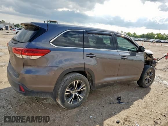 ✅ 2017 Toyota Highlander LE • VIN: 5TDZARFH5HS025409 • Lot: 83946285. Listed on Copart with 109,666 mi. Free auction sales archive from the USA and detailed vehicle history report at DreamBid. Image 3.