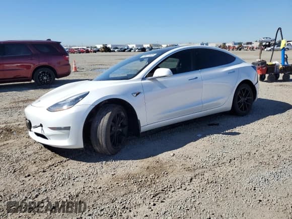 ✅ 2020 Tesla Model 3 Standard Range Plus • VIN: 5YJ3E1EA0LF631052 • Lot: 86877525. Wystawiony na Copart z przebiegiem 86 916 mil. Bezpłatny archiwum sprzedaży aukcyjnych z USA i szczegółowy raport historii pojazdu na DreamBid. Zdjęcie 1.