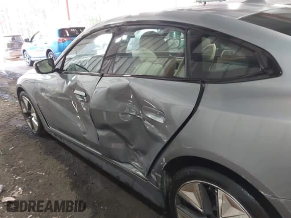 ✅ 2023 BMW i4 eDrive35 • VIN: WBY43AW00PFP38974 • Lot: 43702669. Wystawiony na IAAI z przebiegiem 44 425 mil. Bezpłatny archiwum sprzedaży aukcyjnych z USA i szczegółowy raport historii pojazdu na DreamBid. Zdjęcie 6.