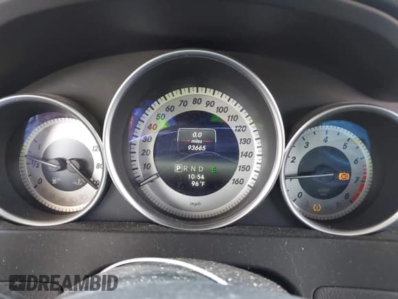 ✅ 2015 Mercedes-Benz C 250 • VIN: WDDGJ4HBXFG390555 • Lot: 42288436. Wystawiony na IAAI z przebiegiem 93 665 mil. Bezpłatny archiwum sprzedaży aukcyjnych z USA i szczegółowy raport historii pojazdu na DreamBid. Zdjęcie 16.