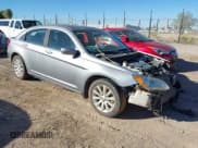 ✅ 2013 Chrysler 200 Touring • VIN: 1C3CCBBB8DN649704 • Lot: 43524318. Wystawiony na IAAI z przebiegiem 221 406 mil. Bezpłatny archiwum sprzedaży aukcyjnych z USA i szczegółowy raport historii pojazdu na DreamBid. Zdjęcie 1.