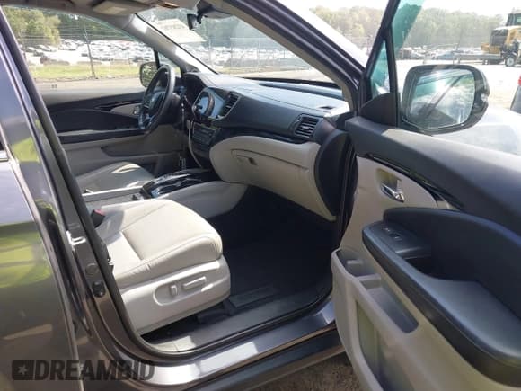 ✅ 2019 Honda Pilot Touring 8-Passenger • VIN: 5FNYF5H95KB010979 • Lot: 43285702. Listed on IAAI with 147,812 mi. Free auction sales archive from the USA and detailed vehicle history report at DreamBid. Image 5.