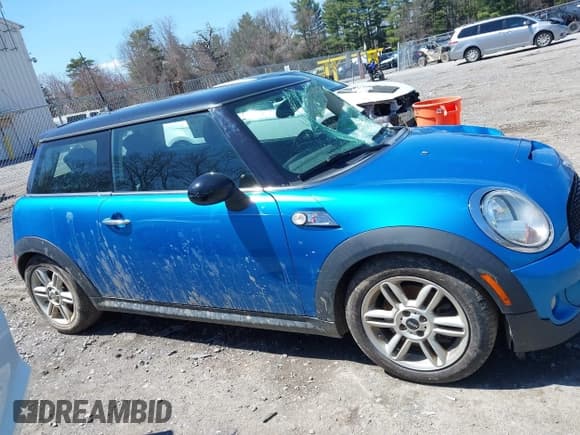 ✅ 2011 MINI Hardtop S • VIN: WMWSV3C57BTY24448 • Lot: 42078399. Listed on IAAI with 166,033 mi. Free auction sales archive from the USA and detailed vehicle history report at DreamBid. Image 12.