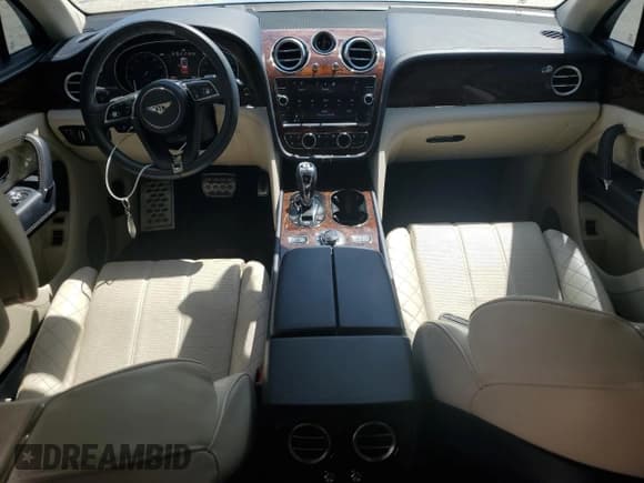 ✅ 2017 Bentley Bentayga W12 • VIN: SJAAC2ZV2HC014788 • Lot: 84258305. Wystawiony na Copart z przebiegiem 38 831 mil. Bezpłatny archiwum sprzedaży aukcyjnych z USA i szczegółowy raport historii pojazdu na DreamBid. Zdjęcie 8.