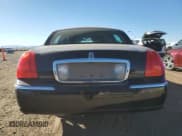 ✅ 2006 Lincoln Town Car Signature Limited • VIN: 1LNHM82W36Y639731 • Lot: 82598235. Wystawiony na Copart z przebiegiem 221 309 mil. Bezpłatny archiwum sprzedaży aukcyjnych z USA i szczegółowy raport historii pojazdu na DreamBid. Zdjęcie 6.