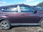 ✅ 2017 Toyota RAV4 LE • VIN: 2T3BFREV7HW683807 • Lot: 43397002. Wystawiony na IAAI z przebiegiem 37 197 mil. Bezpłatny archiwum sprzedaży aukcyjnych z USA i szczegółowy raport historii pojazdu na DreamBid. Zdjęcie 13.