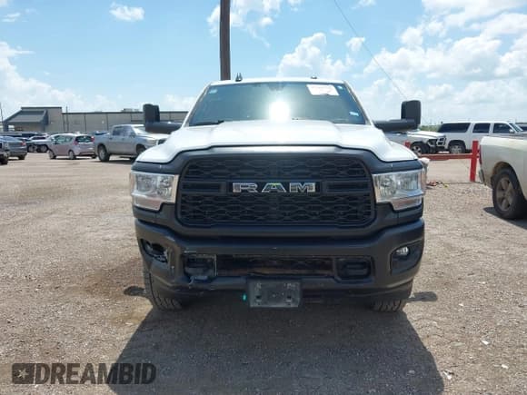 ✅ 2022 Ram 2500 Tradesman • VIN: 3C6UR5HJ4NG345415 • Lot: 42565756. Wystawiony na IAAI z przebiegiem 131 495 mil. Bezpłatny archiwum sprzedaży aukcyjnych z USA i szczegółowy raport historii pojazdu na DreamBid. Zdjęcie 6.