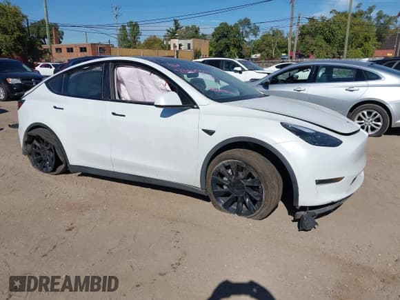 ✅ 2024 Tesla Model Y Long Range • VIN: 7SAYGDEE0RF027744 • Lot: 43405801. Wystawiony na IAAI z przebiegiem 16 832 mil. Bezpłatny archiwum sprzedaży aukcyjnych z USA i szczegółowy raport historii pojazdu na DreamBid. Zdjęcie 1.