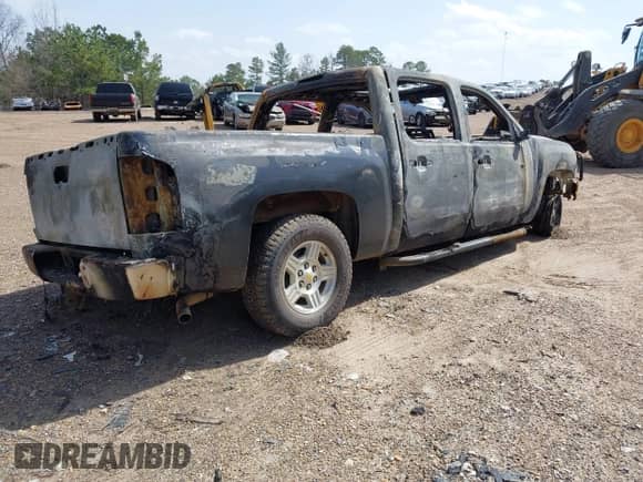 2007 Chevrolet Silverado 1500 1LT with VIN 2GCEK13M671585802, listed as a IAAI auction lot 41785904 with Not provided miles and . Bid and sale history available at DreamBid. Image 4.