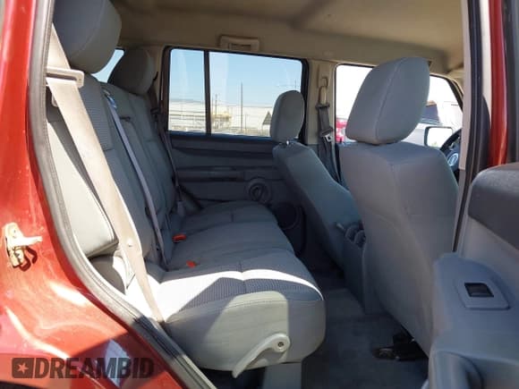 ✅ 2007 Jeep Commander Sport • VIN: 1J8HH48KX7C636984 • Lot: 43144386. Wystawiony na IAAI z przebiegiem 209 903 mil. Bezpłatny archiwum sprzedaży aukcyjnych z USA i szczegółowy raport historii pojazdu na DreamBid. Zdjęcie 8.