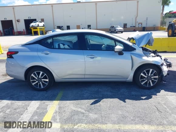 ✅ 2025 Nissan Versa SV • VIN: 3N1CN8EV3SL817019 • Lot: 43307205. Wystawiony na IAAI z przebiegiem 16 152 mil. Bezpłatny archiwum sprzedaży aukcyjnych z USA i szczegółowy raport historii pojazdu na DreamBid. Zdjęcie 13.