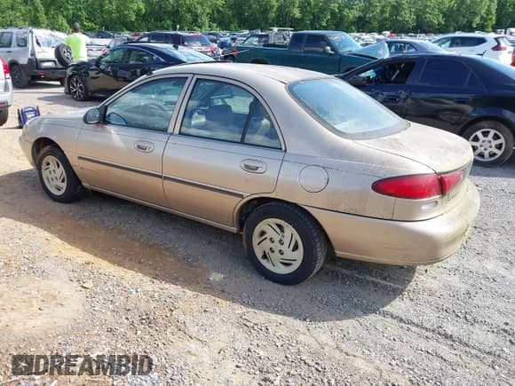 ✅ 1998 Ford Escort LX • VIN: 1FAFP10P3WW234833 • Lot: 42316400. Wystawiony na IAAI z przebiegiem 79 470 mil. Bezpłatny archiwum sprzedaży aukcyjnych z USA i szczegółowy raport historii pojazdu na DreamBid. Zdjęcie 3.