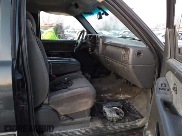 ✅ 2003 Chevrolet Silverado 2500HD LS • VIN: 1GCHK29UX3Z133797 • Lot: 43863409. Wystawiony na IAAI z przebiegiem Nie podano. Bezpłatny archiwum sprzedaży aukcyjnych z USA i szczegółowy raport historii pojazdu na DreamBid. Zdjęcie 5.