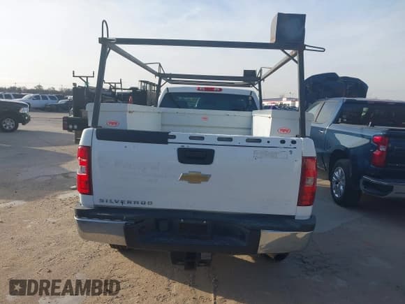 ✅ 2011 Chevrolet Silverado 2500HD Work Truck • VIN: 1GC0CVCG2BF214047 • Lot: 41410653. Wystawiony na IAAI z przebiegiem 224 820 mil. Bezpłatny archiwum sprzedaży aukcyjnych z USA i szczegółowy raport historii pojazdu na DreamBid. Zdjęcie 16.