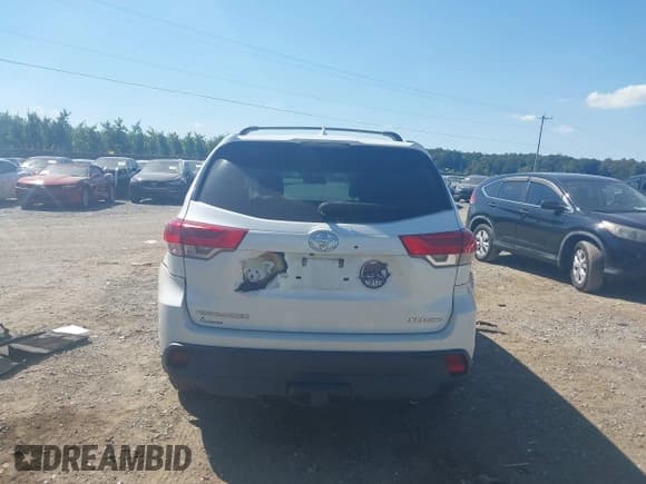 ✅ 2017 Toyota Highlander XLE • VIN: 5TDJZRFHXHS417436 • Lot: 43168533. Wystawiony na IAAI z przebiegiem 130 729 mil. Bezpłatny archiwum sprzedaży aukcyjnych z USA i szczegółowy raport historii pojazdu na DreamBid. Zdjęcie 17.