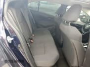 ✅ 2022 Toyota Corolla Hybrid LE • VIN: JTDEAMDE7NJ044501 • Lot: 62456425. Wystawiony na Copart z przebiegiem 60 621 mil. Bezpłatny archiwum sprzedaży aukcyjnych z USA i szczegółowy raport historii pojazdu na DreamBid. Zdjęcie 10.