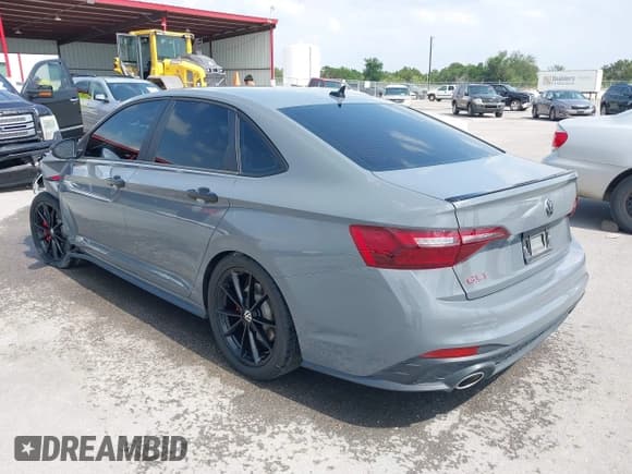 ✅ 2024 Volkswagen Jetta 40th Anniversary Edition • VIN: 3VW9T7BUXRM021579 • Lot: 42166630. Wystawiony na IAAI z przebiegiem 24 690 mil. Bezpłatny archiwum sprzedaży aukcyjnych z USA i szczegółowy raport historii pojazdu na DreamBid. Zdjęcie 3.