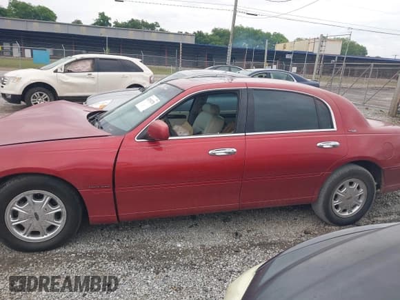 ✅ 1999 Lincoln Town Car Signature • VIN: 1LNFM82WXXY601583 • Lot: 42193270. Listed on IAAI with Not provided. Free auction sales archive from the USA and detailed vehicle history report at DreamBid. Image 14.