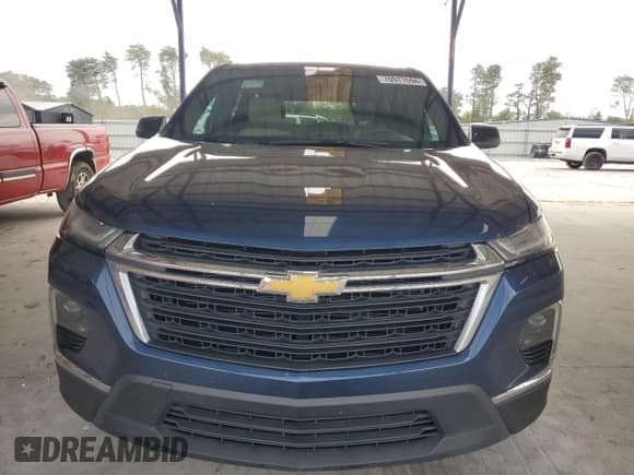 ✅ 2022 Chevrolet Traverse LS • VIN: 1GNERFKW5NJ136360 • Lot: 70977694. Wystawiony na Copart z przebiegiem 50 995 mil. Bezpłatny archiwum sprzedaży aukcyjnych z USA i szczegółowy raport historii pojazdu na DreamBid. Zdjęcie 5.