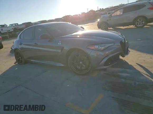 ✅ 2021 Alfa Romeo Giulia Quadrifoglio • VIN: ZARFAMEV2M7646078 • Lot: 82237543. Wystawiony na Copart z przebiegiem Nie podano. Bezpłatny archiwum sprzedaży aukcyjnych z USA i szczegółowy raport historii pojazdu na DreamBid. Zdjęcie 11.