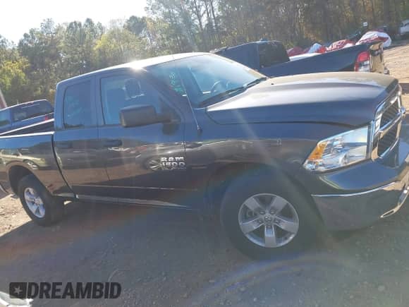 2024 Ram 1500 SLT z VIN 1C6RR6GG3RS128566, wystawiony jako IAAI lot #43605003 z przebiegiem 47 799 mil mil oraz . Historia ofert i sprzedaży dostępna na DreamBid. Obrazek 13.