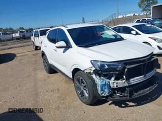 ✅ 2021 Buick Encore GX Essence • VIN: KL4MMGSL9MB163675 • Лот: 41592693. Опубликован ранее на IAAI с пробегом 64 770 миль. Бесплатный доступ к архиву аукционных продаж из США и подробный отчёт об истории автомобиля на DreamBid. Изображение 1.