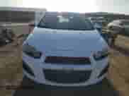 2013 Chevrolet Sonic LT z VIN 1G1JD6SB7D4156683, wystawiony jako Copart lot #52367815 z przebiegiem 129 123 mil mil oraz Czysty tytuł • Clean title. Historia ofert i sprzedaży dostępna na DreamBid. Obrazek 5.
