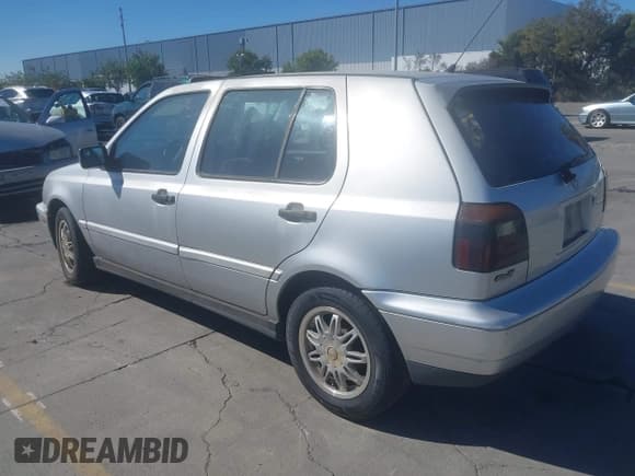 ✅ 1998 Volkswagen Golf • VIN: 3VWKB81H9WM133025 • Lot: 42934830. Wystawiony na IAAI z przebiegiem 181 337 mil. Bezpłatny archiwum sprzedaży aukcyjnych z USA i szczegółowy raport historii pojazdu na DreamBid. Zdjęcie 3.
