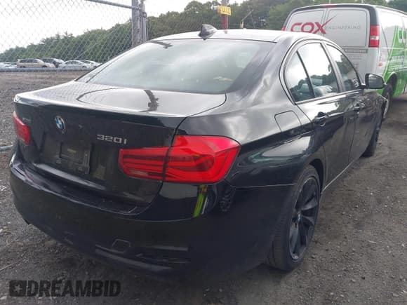 ✅ 2018 BMW 3 Series 320i xDrive • VIN: WBA8A3C53JA489673 • Lot: 42646299. Wystawiony na IAAI z przebiegiem 68 549 mil. Bezpłatny archiwum sprzedaży aukcyjnych z USA i szczegółowy raport historii pojazdu na DreamBid. Zdjęcie 4.