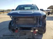 ✅ 2022 Chevrolet Silverado 1500 Custom Trail Boss • VIN: 3GCPYCEL9NG206142 • Lot: 79852624. Wystawiony na Copart z przebiegiem 35 778 mil. Bezpłatny archiwum sprzedaży aukcyjnych z USA i szczegółowy raport historii pojazdu na DreamBid. Zdjęcie 5.