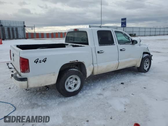 2005 Dodge Dakota ST z VIN 1D7HW28K95S205935, wystawiony jako Copart lot #41422315 z przebiegiem 178 800 mil mil oraz Czysty tytuł • Clean title. Historia ofert i sprzedaży dostępna na DreamBid. Obrazek 3.