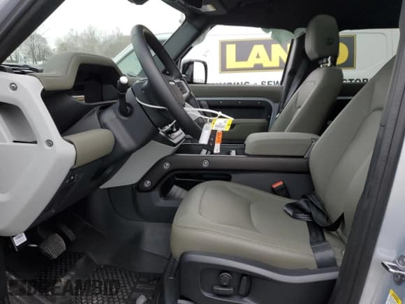 ✅ 2024 Land Rover Defender S • VIN: SALEJ7EU8R2315730 • Lot: 42731245. Listed on Copart with 249 mi. Free auction sales archive from the USA and detailed vehicle history report at DreamBid. Image 7.