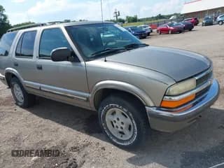 ✅ 1999 Chevrolet Blazer LT • VIN: 1GNDT13W4X2114930 • Lot: 42978213. Wystawiony na IAAI z przebiegiem 172 767 mil. Bezpłatny archiwum sprzedaży aukcyjnych z USA i szczegółowy raport historii pojazdu na DreamBid. Zdjęcie 1.