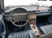 ✅ 1987 Mercedes-Benz 260 • VIN: WDBEA26D3HA496232 • Lot: 67275325. Wystawiony na Copart z przebiegiem 140 139 mil. Bezpłatny archiwum sprzedaży aukcyjnych z USA i szczegółowy raport historii pojazdu na DreamBid. Zdjęcie 8.