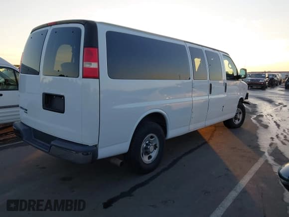 ✅ 2014 Chevrolet Express Passenger LT • VIN: 1GAZG1FG4E1185922 • Lot: 43744687. Wystawiony na IAAI z przebiegiem 135 516 mil. Bezpłatny archiwum sprzedaży aukcyjnych z USA i szczegółowy raport historii pojazdu na DreamBid. Zdjęcie 4.