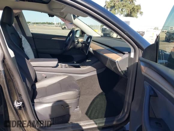 ✅ 2025 Tesla Model Y Performance • VIN: 7SAYGDEFXSF261145 • Lot: 42343916. Listed on IAAI with 7,575 mi. Free auction sales archive from the USA and detailed vehicle history report at DreamBid. Image 5.