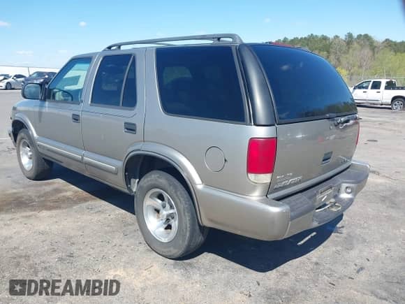 2000 Chevrolet Blazer LS z VIN 1GNCS13W2Y2355000, wystawiony jako IAAI lot #41853380 z przebiegiem 275 732 mil mil oraz . Historia ofert i sprzedaży dostępna na DreamBid. Obrazek 3.