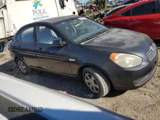 2007 Hyundai Accent GLS z VIN KMHCN46C17U094735, wystawiony jako Copart lot #81481014 z przebiegiem 50 579 mil mil oraz Czysty tytuł • Clean title. Historia ofert i sprzedaży dostępna na DreamBid. Obrazek 4.