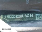 ✅ 2016 Lincoln MKC Reserve • VIN: 5LMCJ3C9XGUJ24214 • Lot: 43003723. Wystawiony na IAAI z przebiegiem Nie podano. Bezpłatny archiwum sprzedaży aukcyjnych z USA i szczegółowy raport historii pojazdu na DreamBid. Zdjęcie 9.